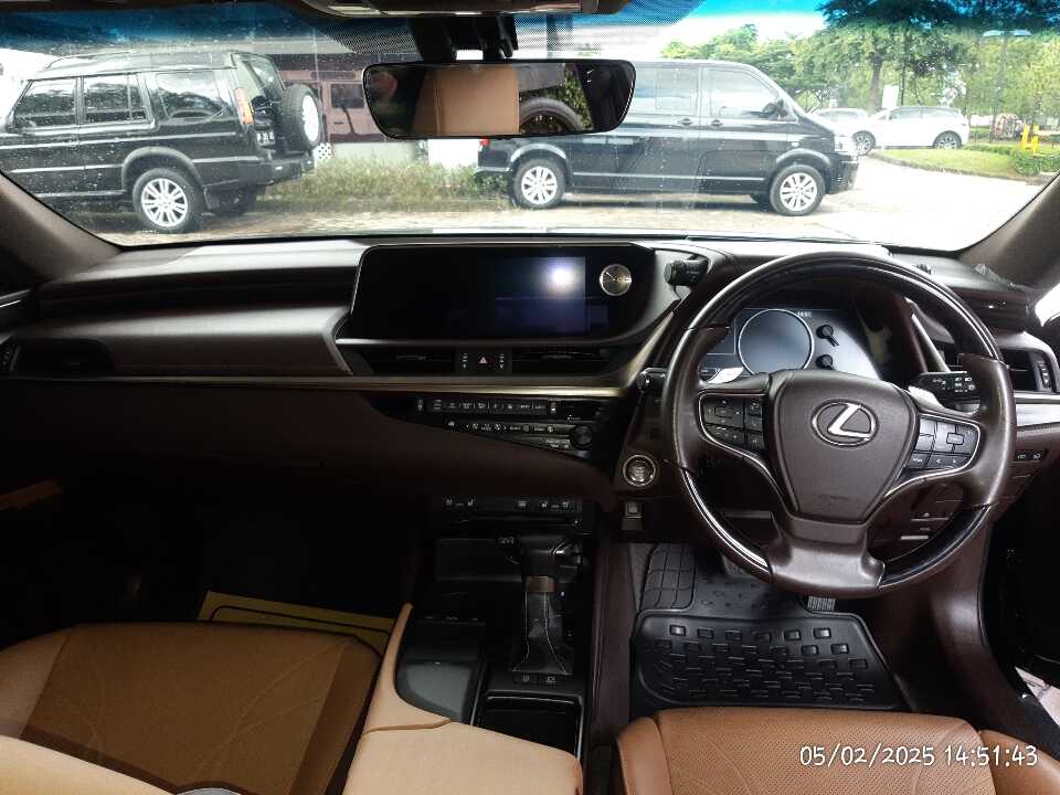 Foto Mobil Bekas Dashboard Lexus ES 250 2.5 tahun 2019