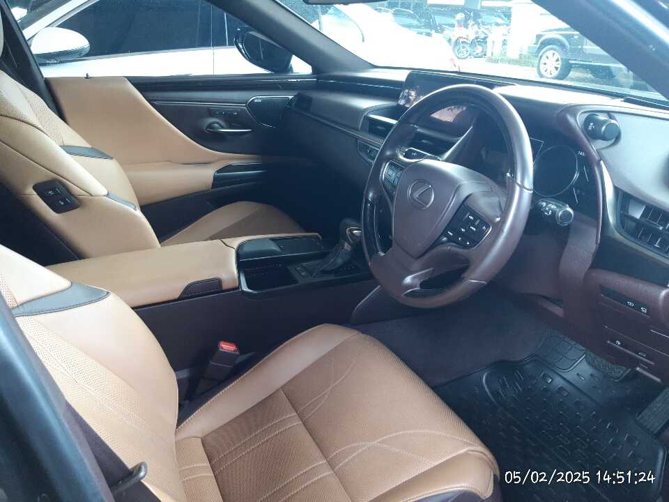 Foto Mobil Bekas Kabin Depan Lexus ES 250 2.5 tahun 2019