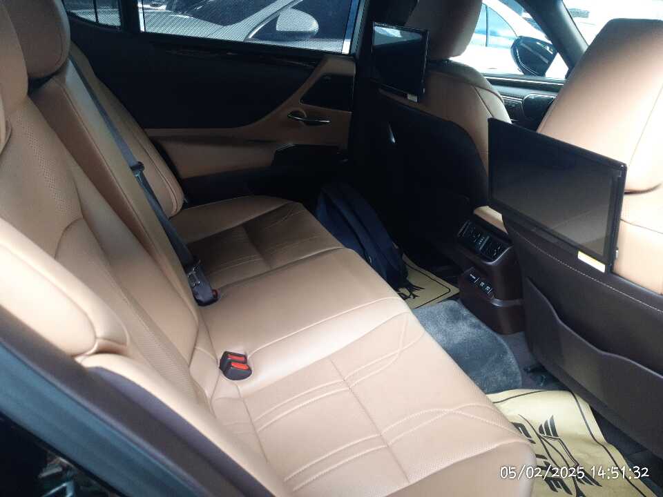 Foto Mobil Bekas Kabin Belakang Lexus ES 250 2.5 tahun 2019