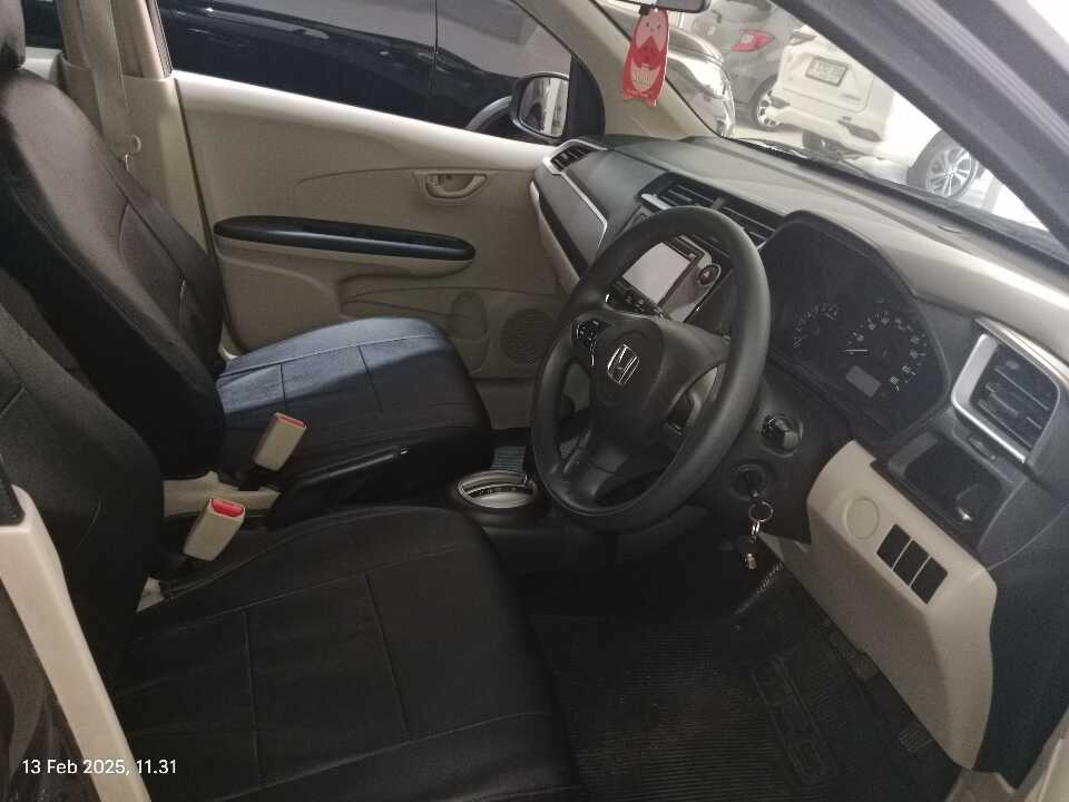 Foto Mobil Bekas Kabin Depan Honda Mobilio 1.5 E tahun 2017