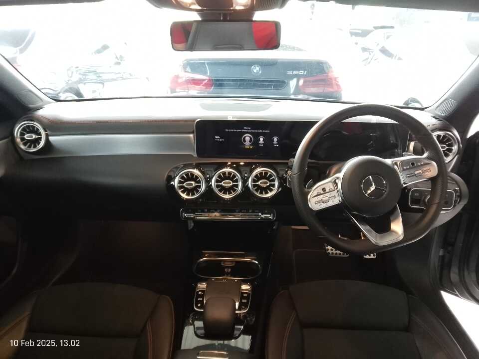 Foto Mobil Bekas Dashboard Mercedes-Benz CLA200 1.3 tahun 2019