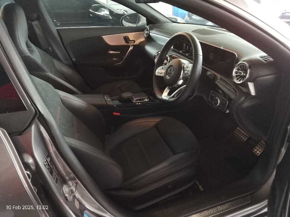 Foto Mobil Bekas Kabin Depan Mercedes-Benz CLA200 1.3 tahun 2019