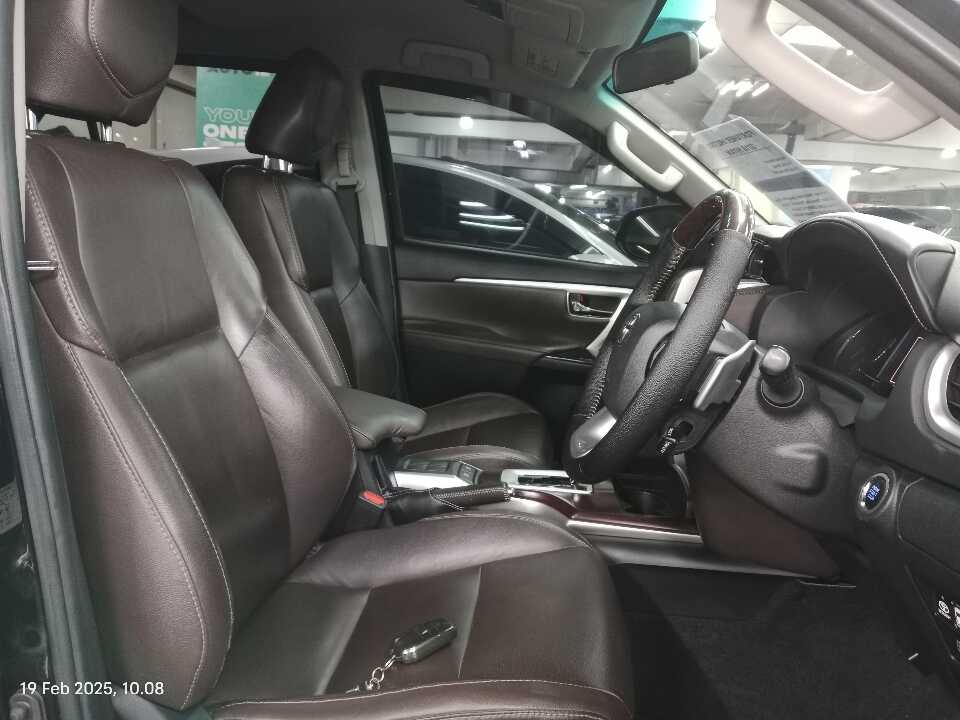 Foto Mobil Bekas Kabin Depan Toyota Fortuner 2.4 4X2 VRZ tahun 2018
