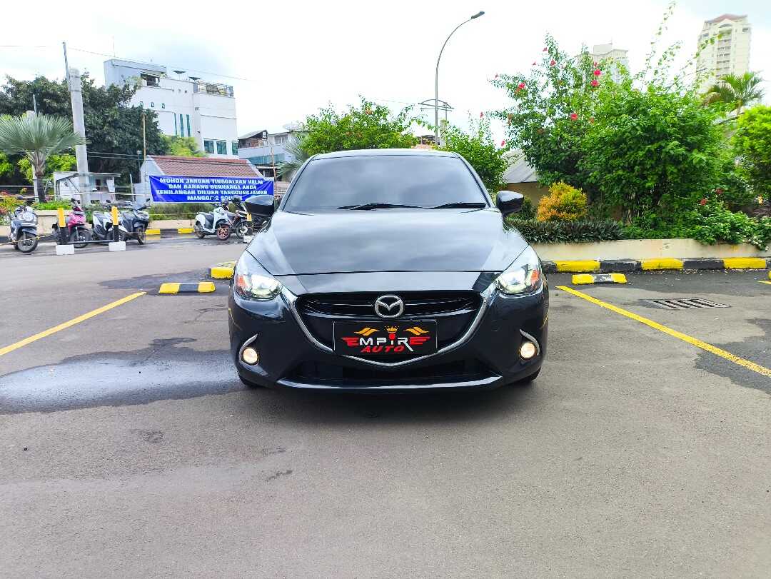 Foto Mobil Bekas Tampak Depan Mazda 2 1.5 Skyactiv tahun 2015