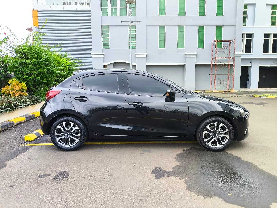 Foto Mobil Bekas Tampak Samping Mazda 2 1.5 Skyactiv tahun 2015