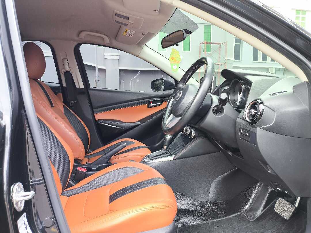 Foto Mobil Bekas Kabin Depan Mazda 2 1.5 Skyactiv tahun 2015