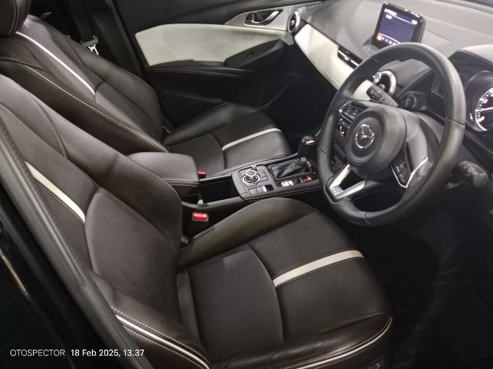 Foto Mobil Bekas Kabin Depan Mazda CX-3 2.0 tahun 2021