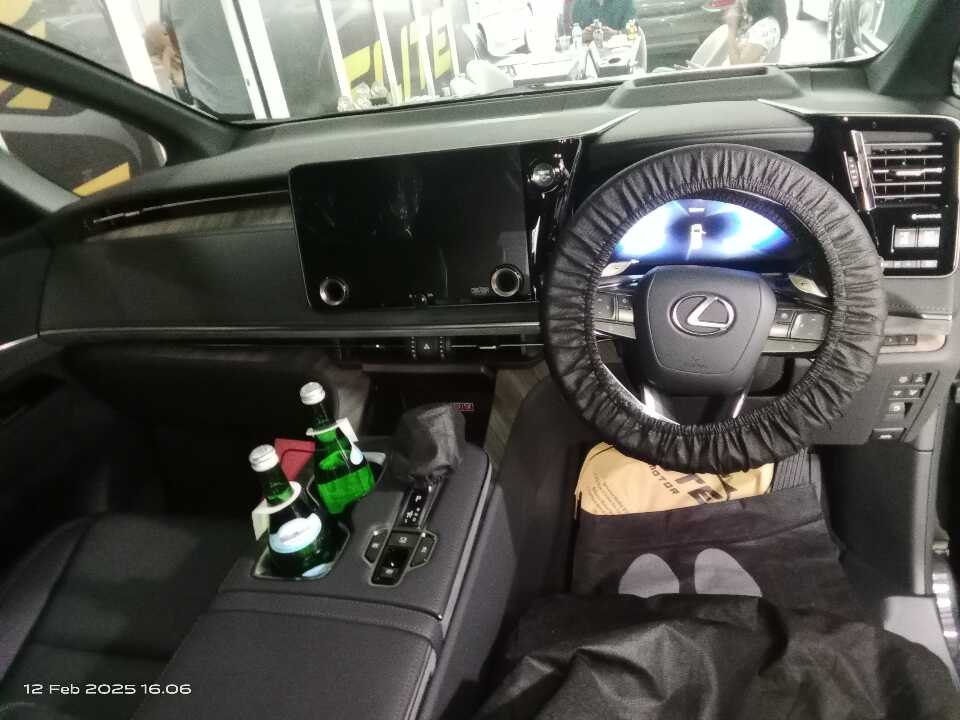 Foto Mobil Bekas Dashboard Lexus LM 350 2.5 L tahun 2024
