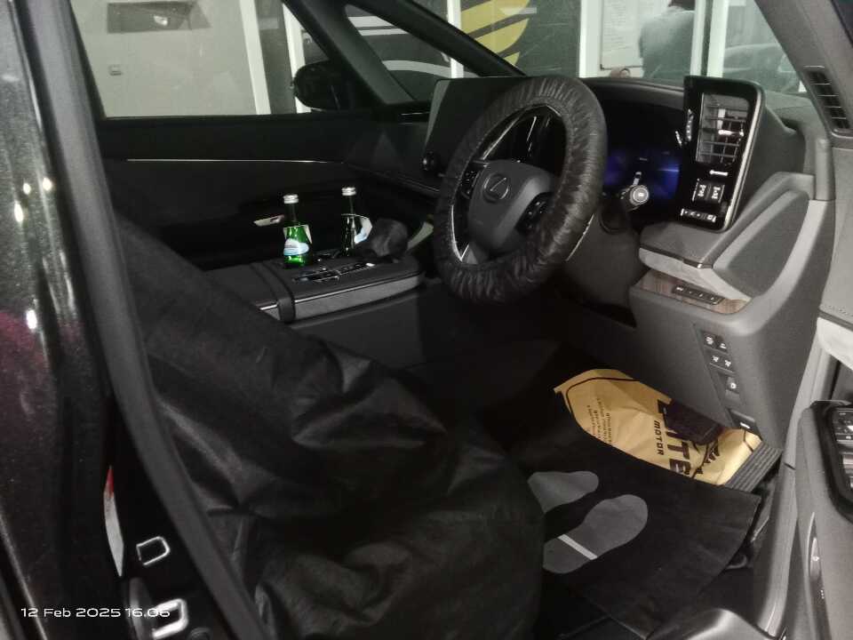 Foto Mobil Bekas Kabin Depan Lexus LM 350 2.5 L tahun 2024