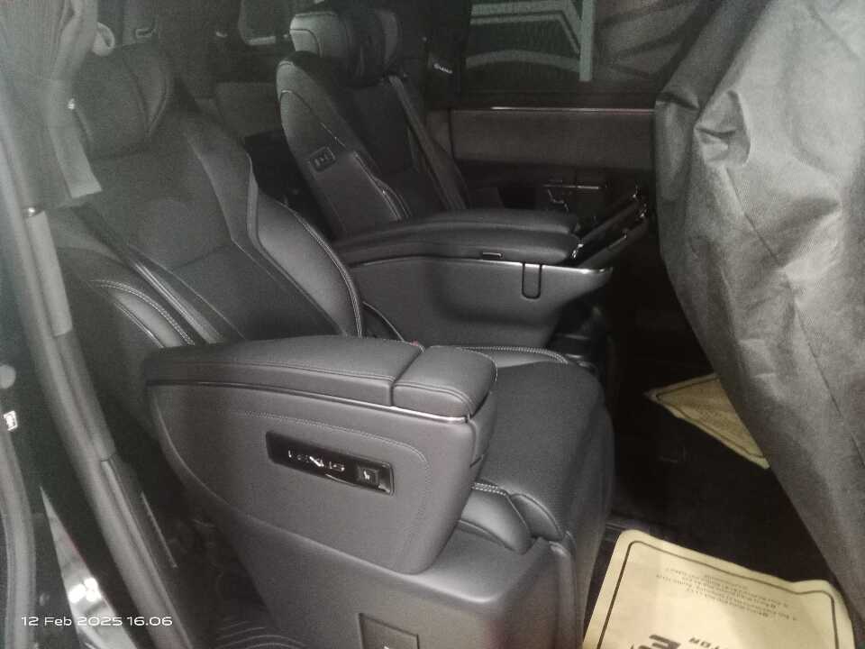 Foto Mobil Bekas Kabin Belakang Lexus LM 350 2.5 L tahun 2024