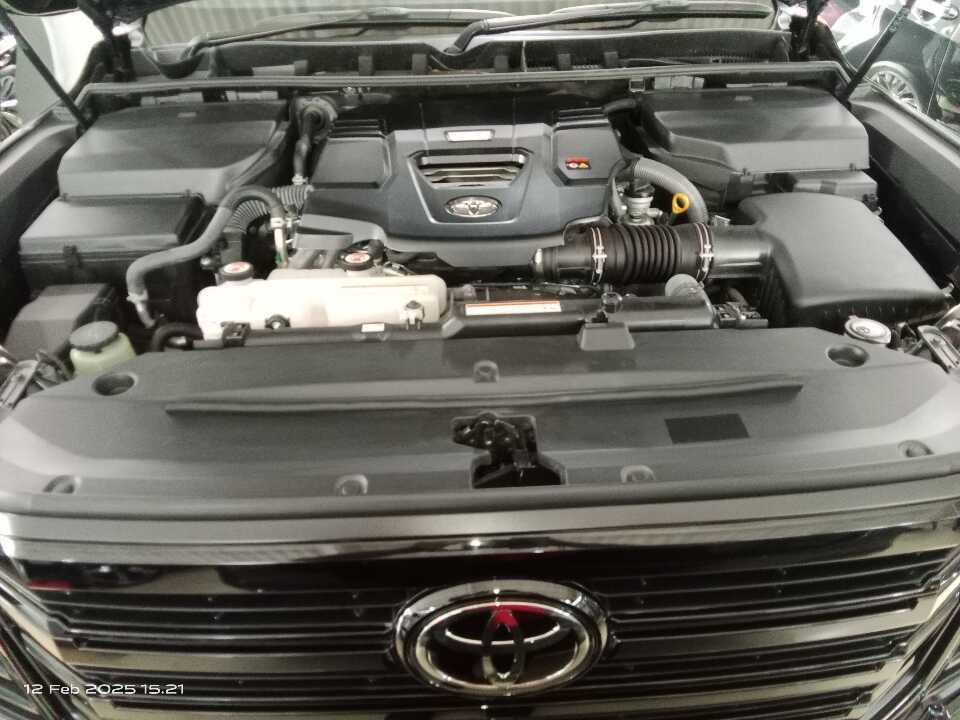 Foto Mobil Bekas Mesin Toyota Land Cruiser 3.3 300 VX-R tahun 2023