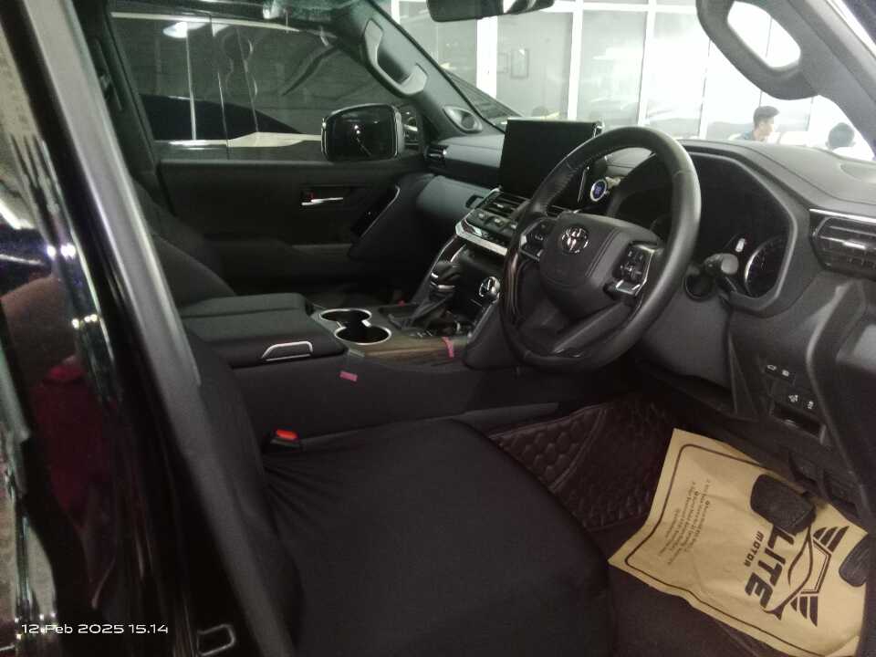 Foto Mobil Bekas Kabin Depan Toyota Land Cruiser 3.3 300 VX-R tahun 2023