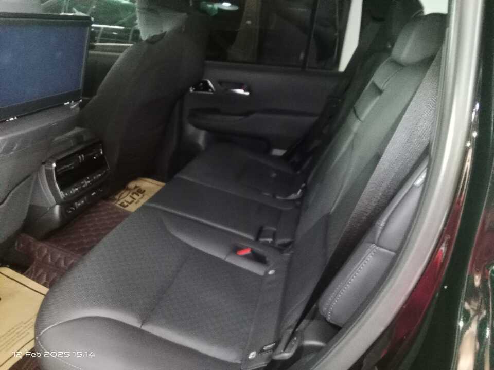Foto Mobil Bekas Kabin Belakang Toyota Land Cruiser 3.3 300 VX-R tahun 2023