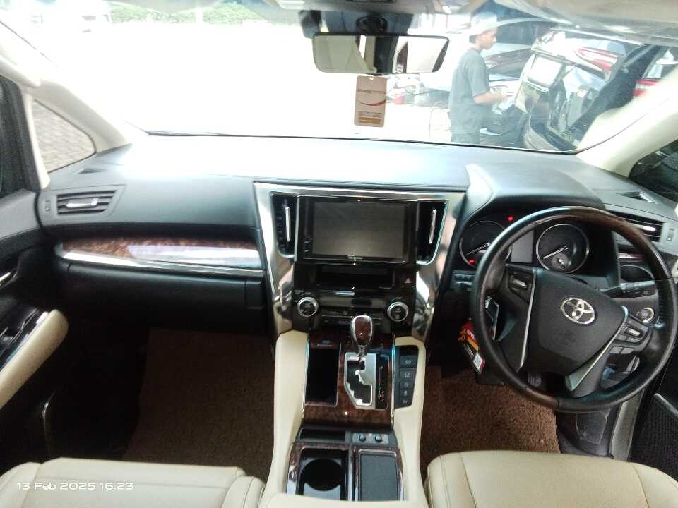 Foto Mobil Bekas Dashboard Toyota Alphard 2.5 G tahun 2021
