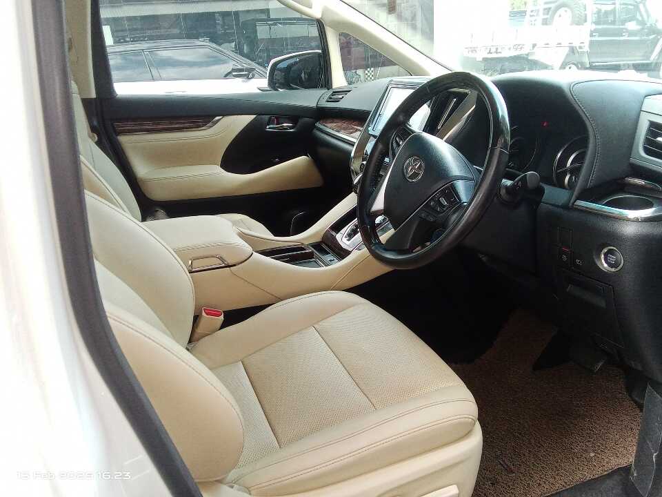 Foto Mobil Bekas Kabin Depan Toyota Alphard 2.5 G tahun 2021