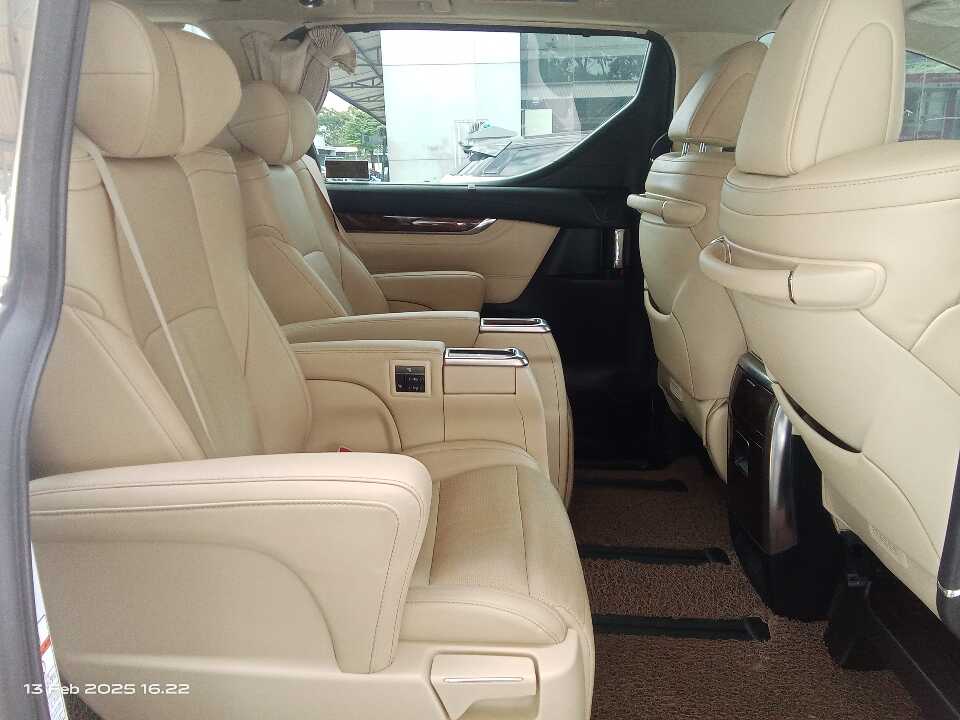 Foto Mobil Bekas Kabin Belakang Toyota Alphard 2.5 G tahun 2021