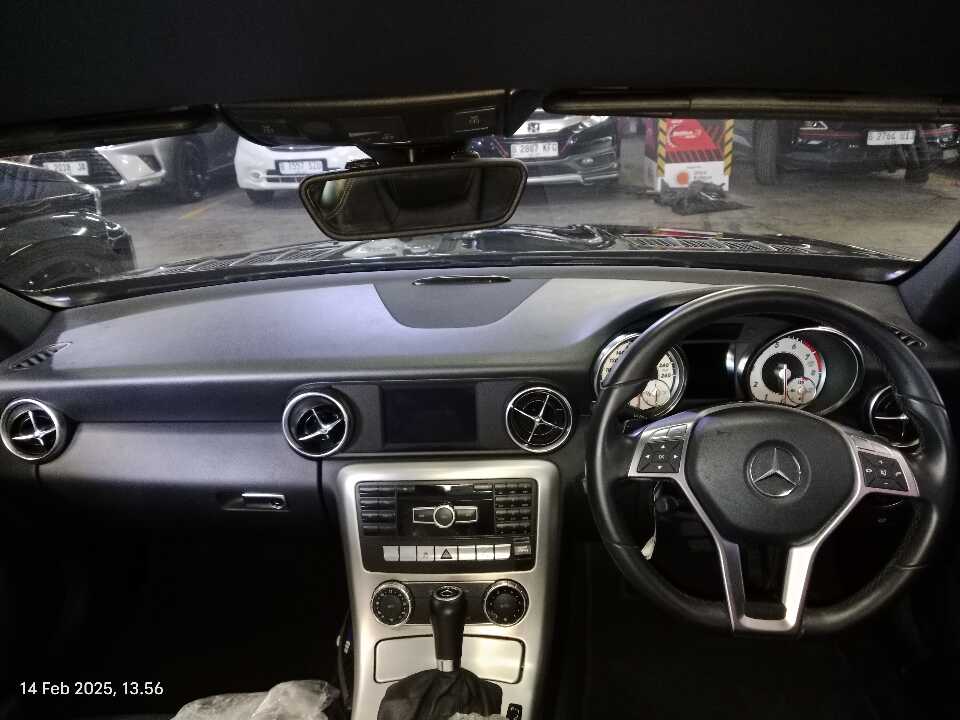 Foto Mobil Bekas Dashboard Mercedes-Benz SLK250 1.8 tahun 2012