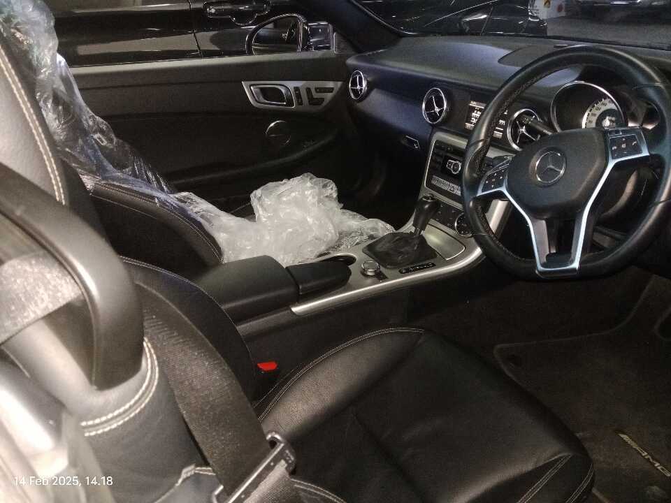 Foto Mobil Bekas Kabin Depan Mercedes-Benz SLK250 1.8 tahun 2012