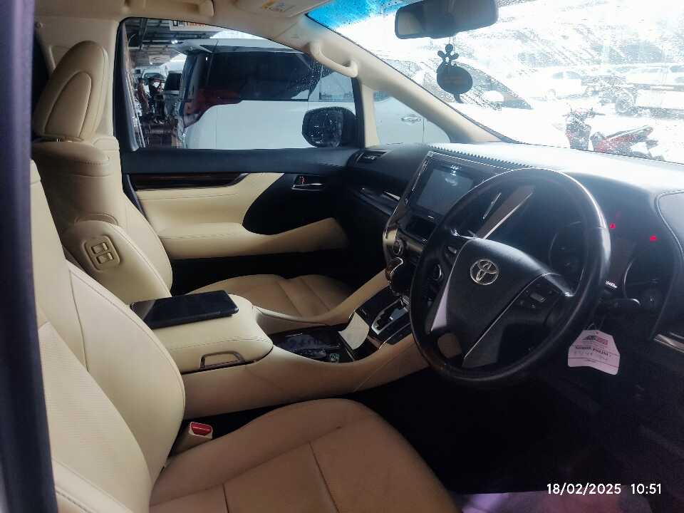 Foto Mobil Bekas Kabin Depan Toyota Alphard 2.5 G tahun 2017