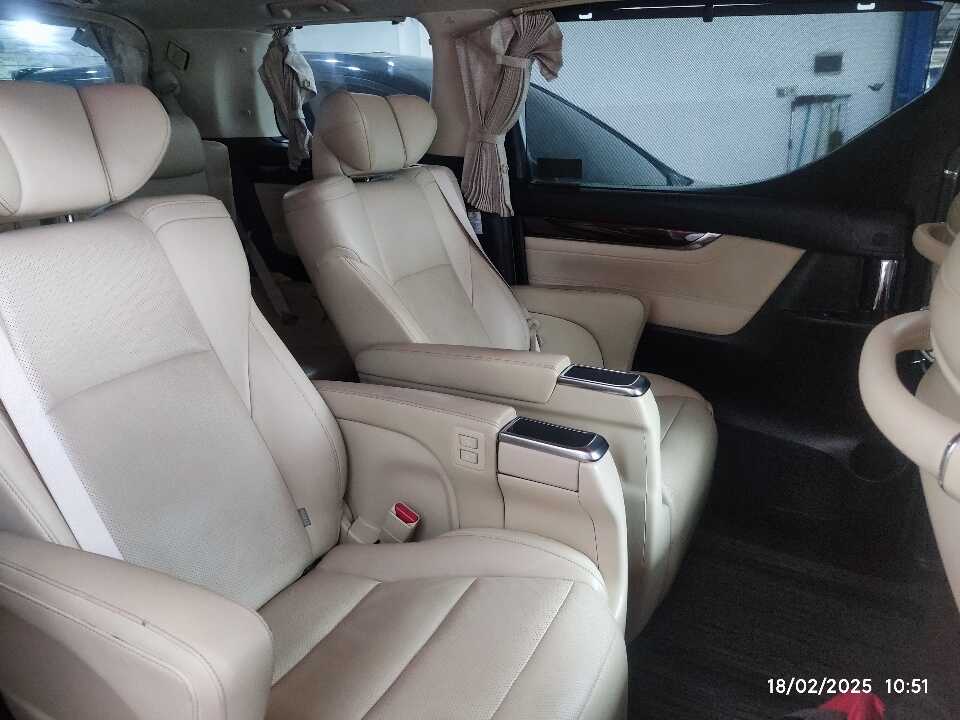 Foto Mobil Bekas Kabin Belakang Toyota Alphard 2.5 G tahun 2017