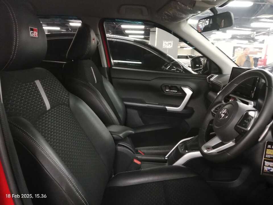 Foto Mobil Bekas Kabin Depan Toyota Raize 1.0 GR Sport tahun 2023
