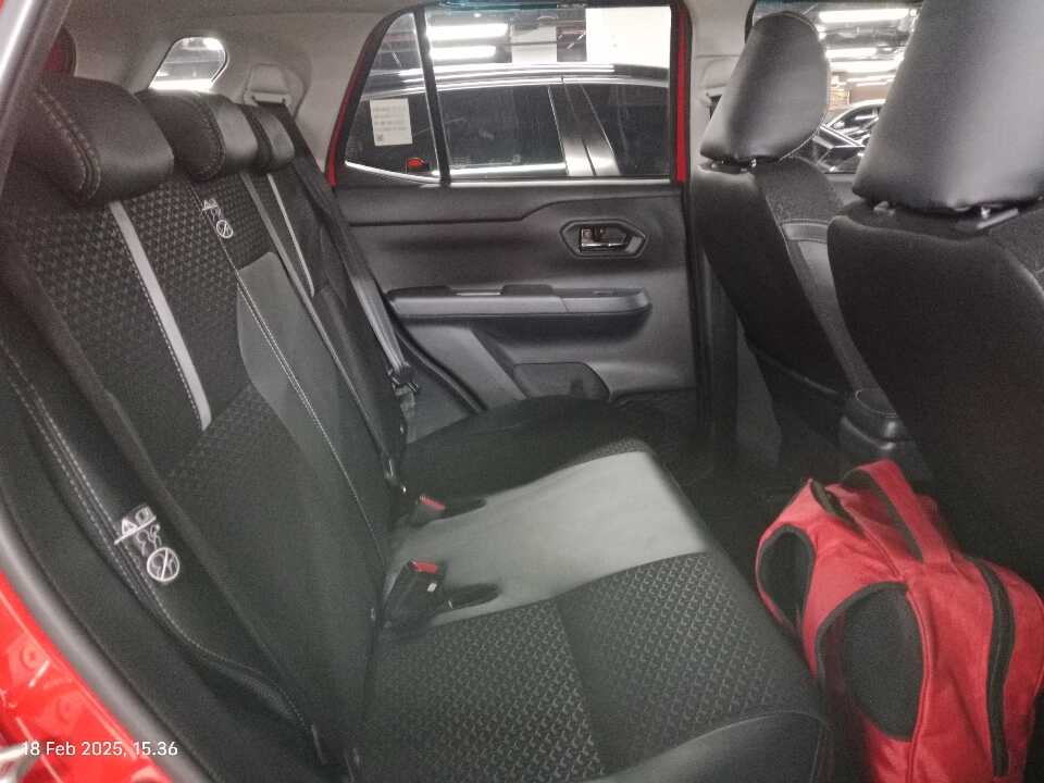 Foto Mobil Bekas Kabin Belakang Toyota Raize 1.0 GR Sport tahun 2023