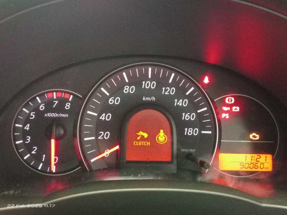 Foto Mobil Bekas Odometer Nissan March 1.5 tahun 2015