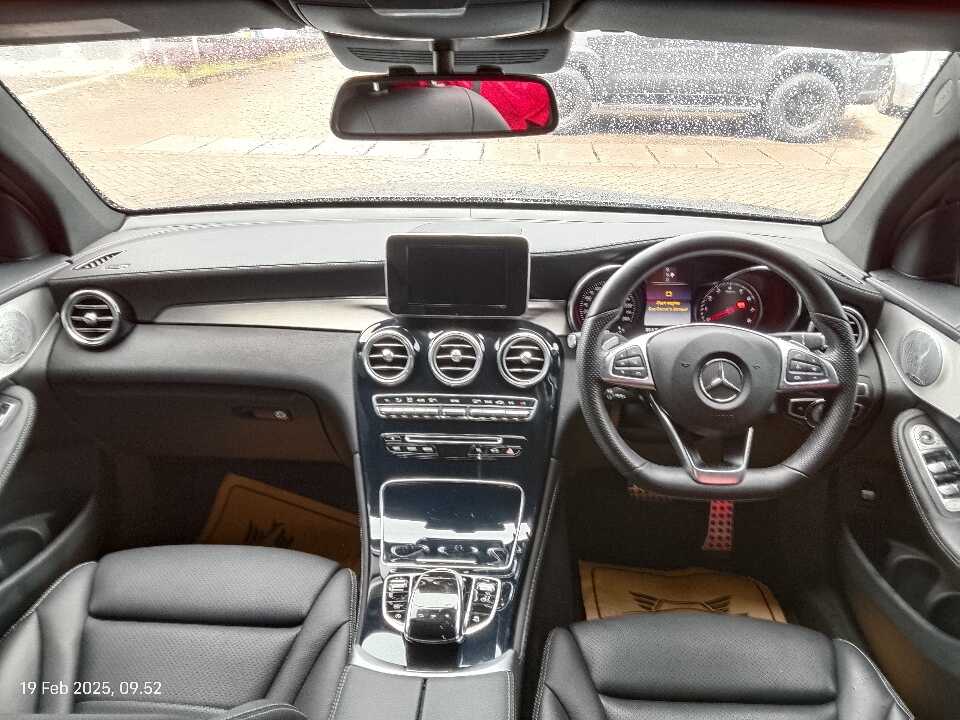 Foto Mobil Bekas Dashboard Mercedes-Benz GLC300 2.0 tahun 2019