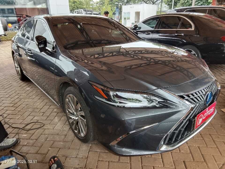 2022 Lexus ES 300h 2.5 Ultra Luxury - Foto 1 dari 6
