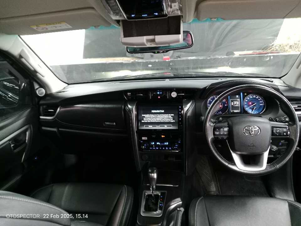 Foto Mobil Bekas Dashboard Toyota Fortuner 2.4 4X2 VRZ tahun 2022