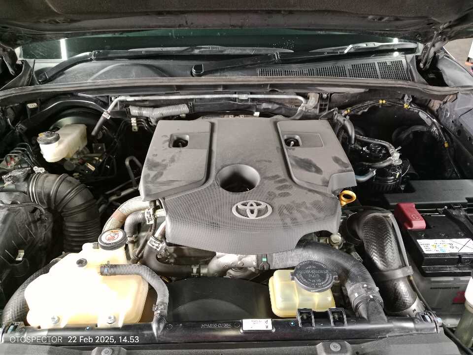 Foto Mobil Bekas Mesin Toyota Fortuner 2.4 4X2 VRZ tahun 2022