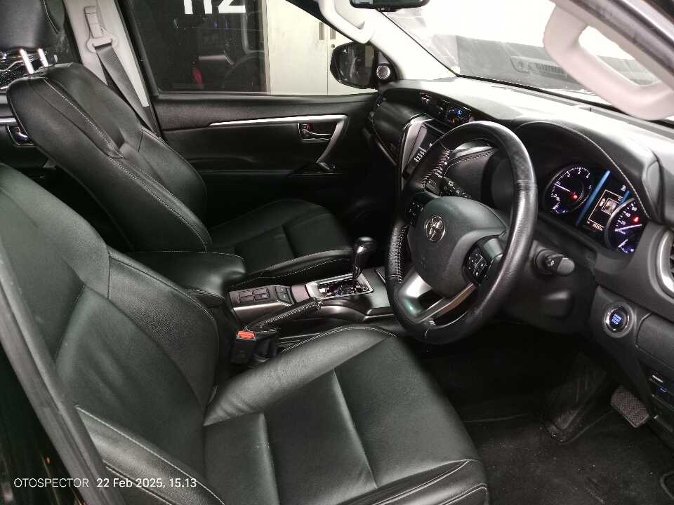 Foto Mobil Bekas Kabin Depan Toyota Fortuner 2.4 4X2 VRZ tahun 2022