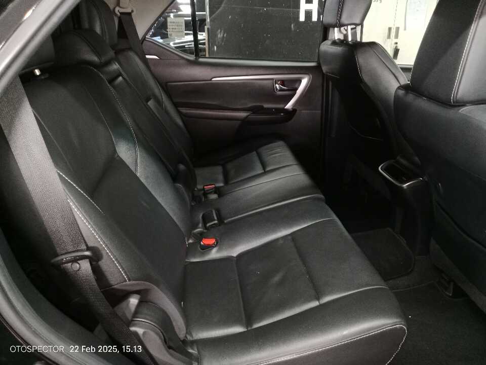 Foto Mobil Bekas Kabin Belakang Toyota Fortuner 2.4 4X2 VRZ tahun 2022