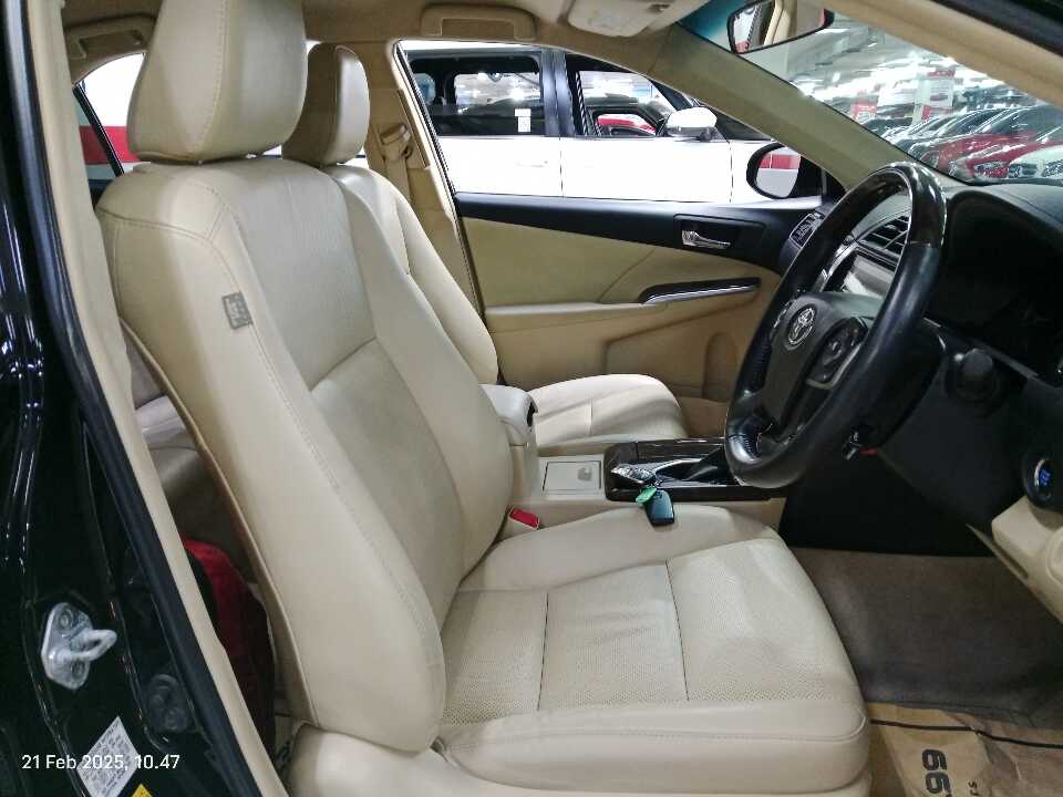 Foto Mobil Bekas Kabin Depan Toyota Camry 2.5 V tahun 2017