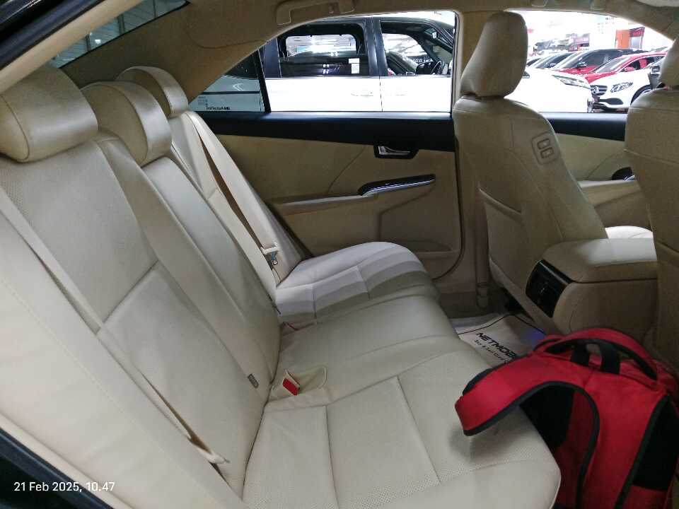 Foto Mobil Bekas Kabin Belakang Toyota Camry 2.5 V tahun 2017