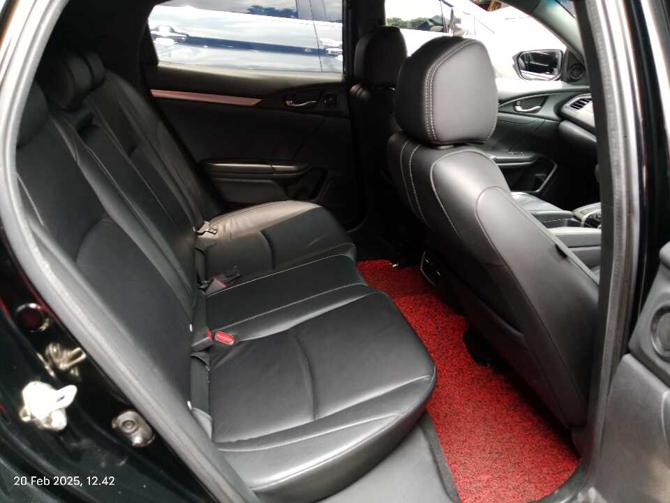 Foto Mobil Bekas Kabin Belakang Honda Civic 1.5 E tahun 2019