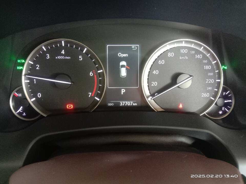 Foto Mobil Bekas Odometer Lexus RX 200t 2.0 Luxury tahun 2017