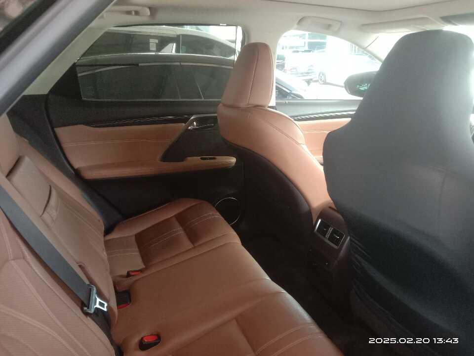 Foto Mobil Bekas Kabin Belakang Lexus RX 200t 2.0 Luxury tahun 2017