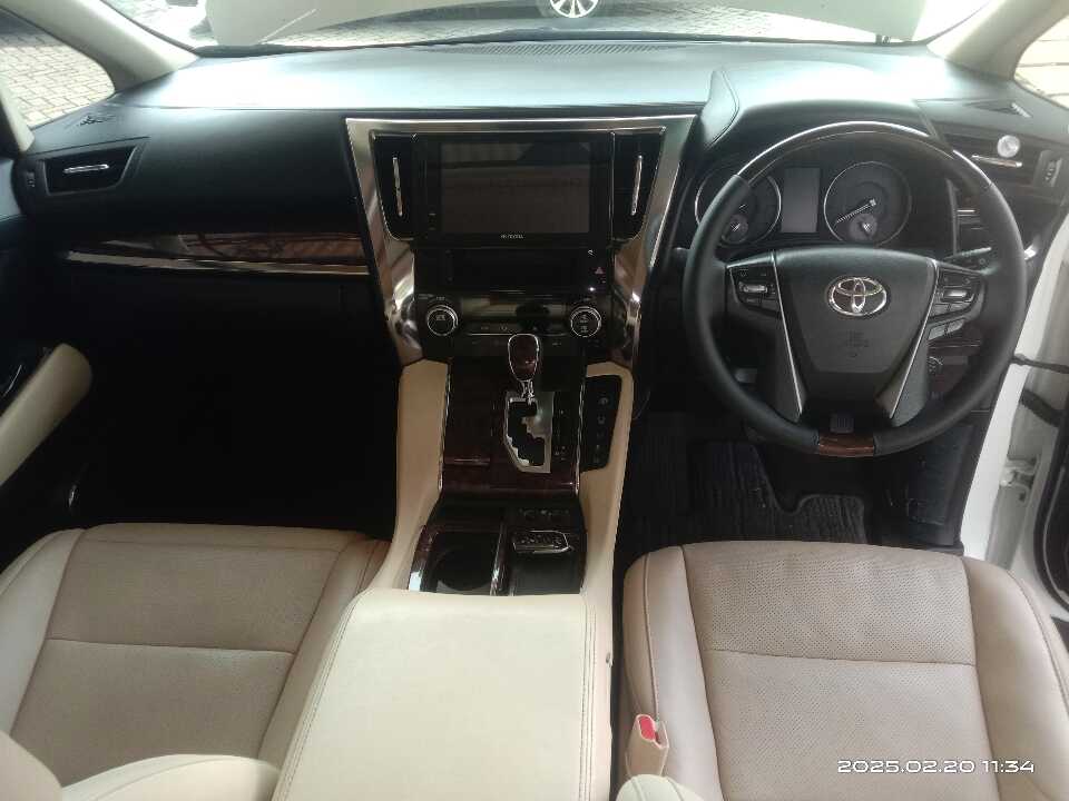 Foto Mobil Bekas Dashboard Toyota Alphard 2.5 G tahun 2020