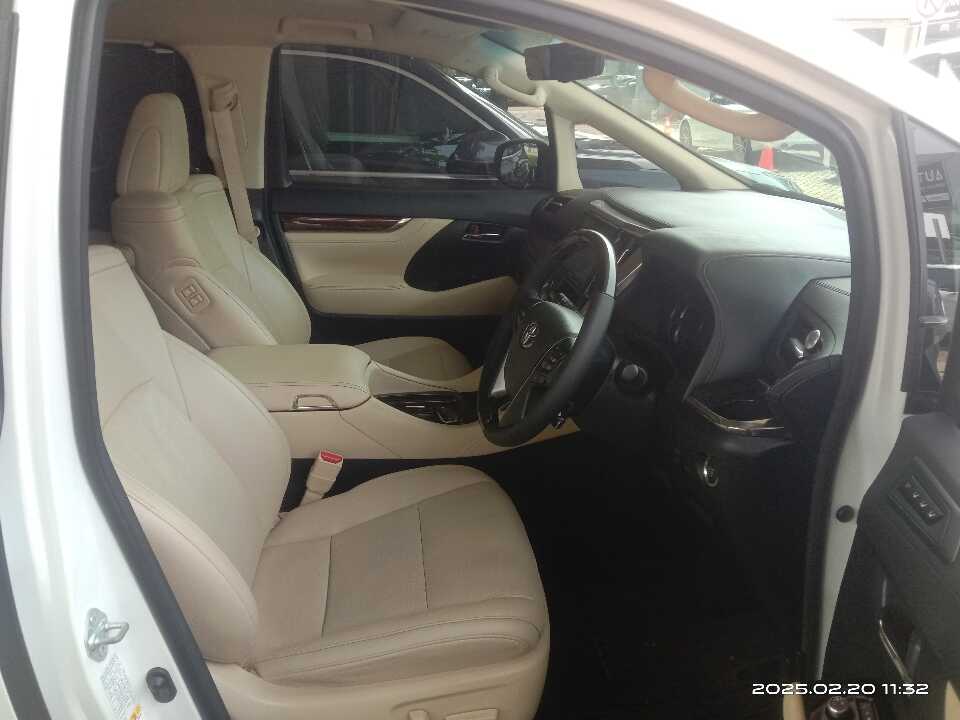 Foto Mobil Bekas Kabin Depan Toyota Alphard 2.5 G tahun 2020
