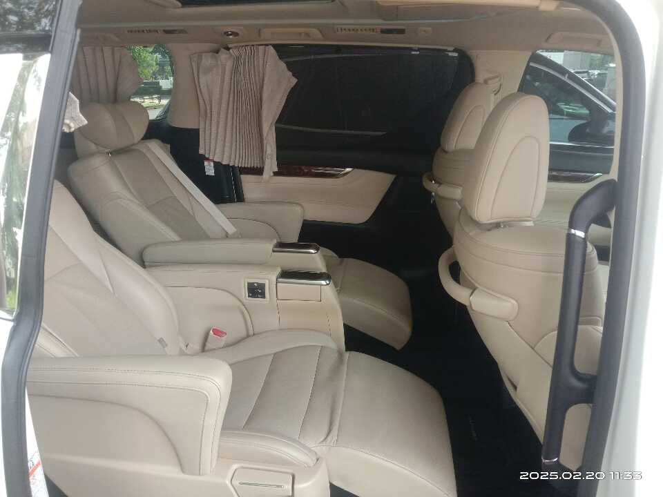 Foto Mobil Bekas Kabin Belakang Toyota Alphard 2.5 G tahun 2020