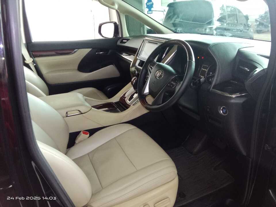Foto Mobil Bekas Kabin Depan Toyota Alphard 2.5 G tahun 2016