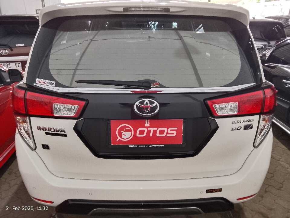 Foto Mobil Bekas Tampak Belakang Toyota Kijang Innova 2.0 V tahun 2021