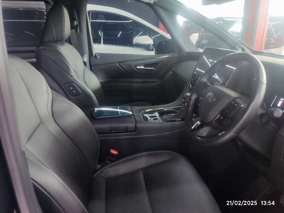 Foto Mobil Bekas Kabin Depan Toyota Alphard 2.5 G tahun 2024