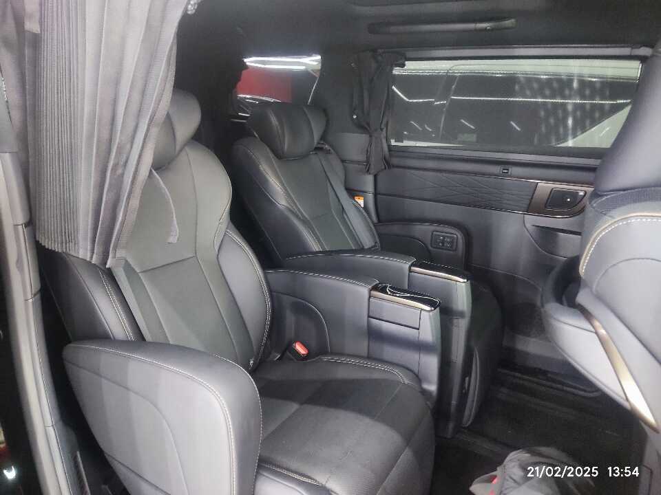 Foto Mobil Bekas Kabin Belakang Toyota Alphard 2.5 G tahun 2024
