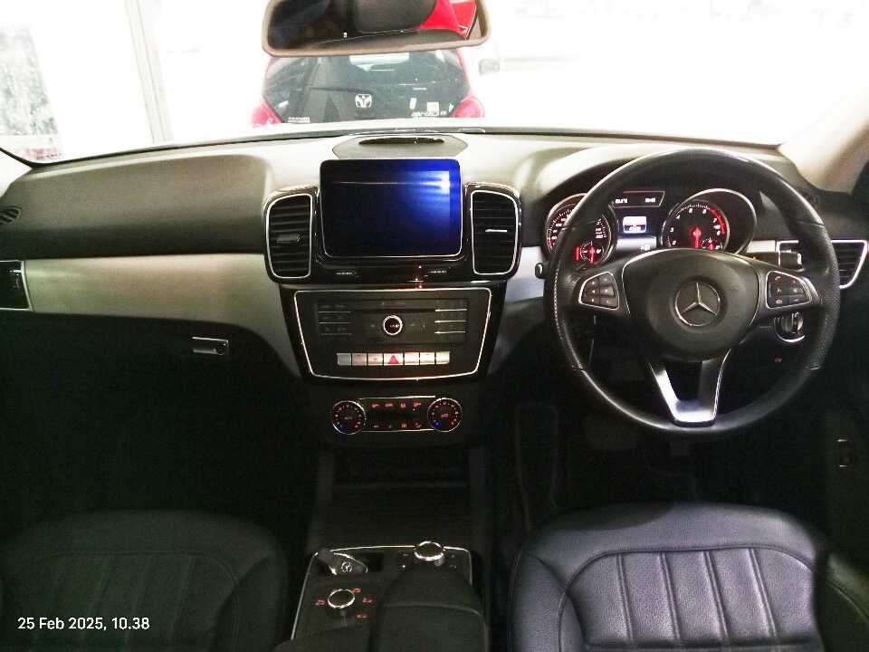 Foto Mobil Bekas Dashboard Mercedes-Benz GLE400 3.0 tahun 2016