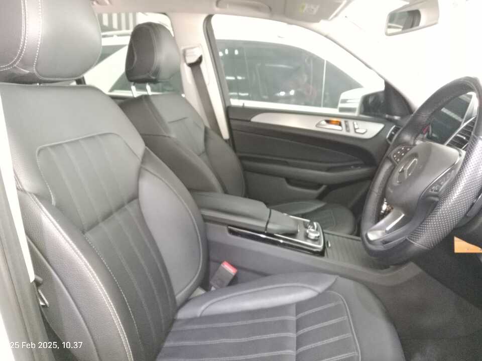 Foto Mobil Bekas Kabin Depan Mercedes-Benz GLE400 3.0 tahun 2016