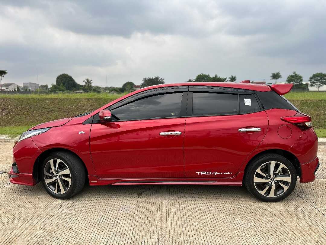 Foto Mobil Bekas Tampak Samping Toyota Yaris 1.5 S tahun 2021