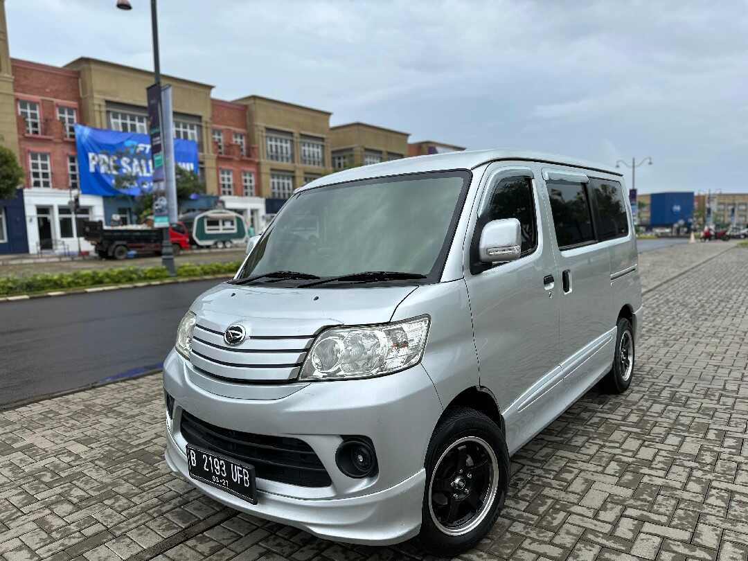 2017 Daihatsu Luxio 1.5 D - Foto 1 dari 10