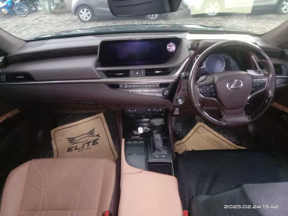 Foto Mobil Bekas Dashboard Lexus ES 250 2.5 tahun 2019